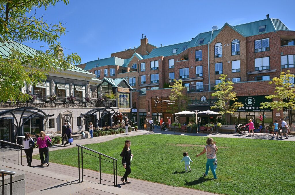 Downtown Oakville Centre-ville d’Oakville (38769052241)